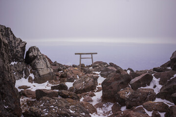那須岳山頂の木でできた鳥居