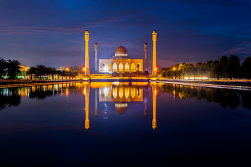 Naklejka premium Landscape of beautiful sunset sky at Central Mosque, Songkhla province, Thailand.
