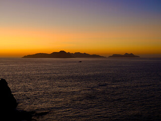 Atardecer sobre las Islas C&iacute;es