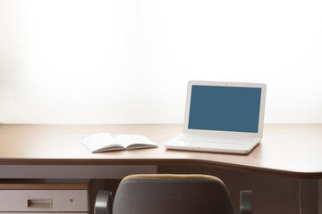 机とノートパソコン