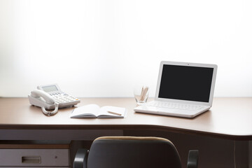 机とノートパソコン