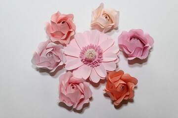 折り紙で作った手作りのバラとガーベラの花