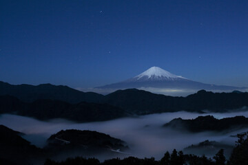 Fototapeta na wymiar 清水吉原の夜の富士山