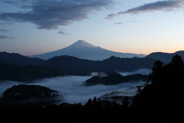 清水吉原の夜明けの富士山