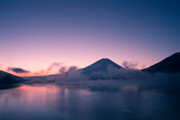 本栖湖からの夜明け