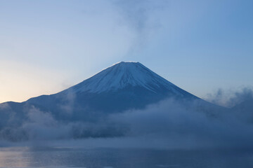 本栖湖からの夜明け