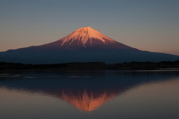 秋の田貫湖に写る夕景の富士山