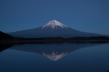 田貫湖に写る夜の富士山