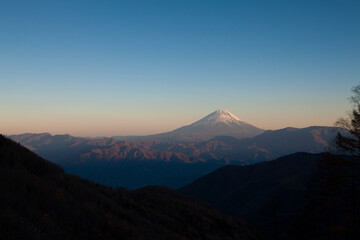 櫛形山からの夕日に染まる富士山