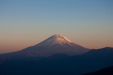 櫛形山からの夕日に染まる富士山