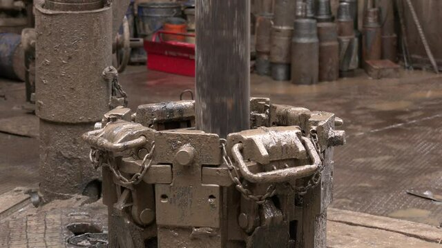 Drill pipe and rig tong on the rig floor while making up for drilling. Drawworks, lowering and lifting of drill pipes, lowering of casing pipes.
