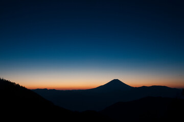 櫛形山からの夜明けの富士山