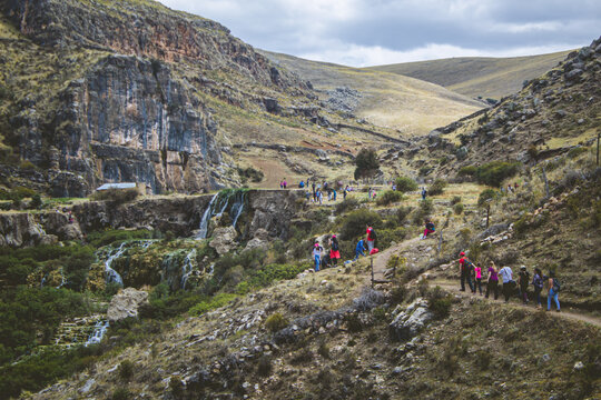 Turistas caminando hacia las lagunas de Millpu en el camino a trav&eacute;s de los cerros de Ayacucho
