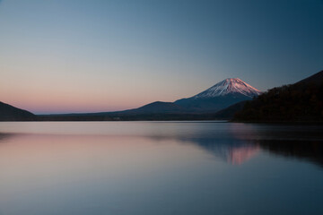 本栖湖からの夕日に染まる富士山