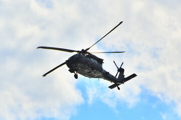 Fototapeta na wymiar 上空を飛ぶヘリコプター