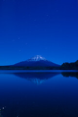 精進湖からの夜の士山