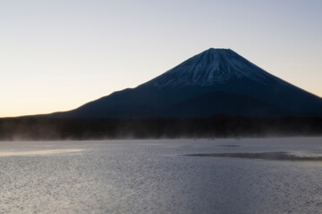 精進湖から夜明けの富士山
