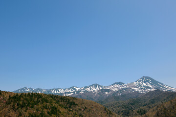 初夏の知床連山と青空（北海道・知床）