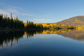 Fototapeta na wymiar Pyramid Lake on a Warm Autumn Day