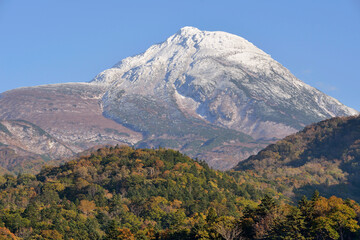 冠雪した秋の羅臼岳（北海道・知床）