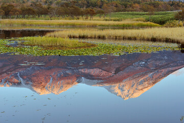 知床五湖に映る羅臼岳（北海道・知床）