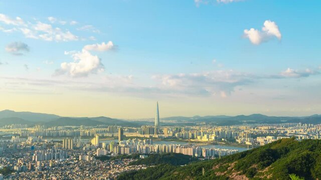 Time lapse 4k : Seoul city skyline view from Yongmasan mountain in South Korea.