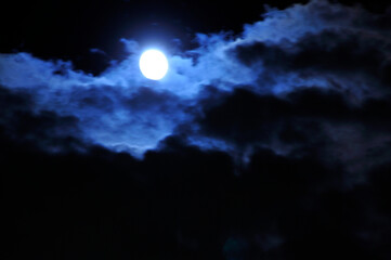Fototapeta na wymiar 雲間の月