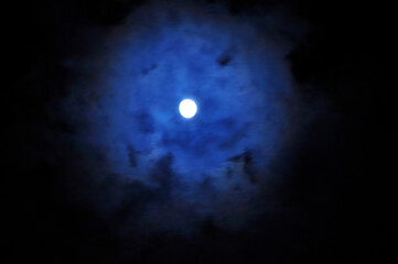 Obraz na płótnie Canvas 雲間の月