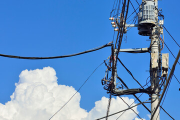 青空と入道雲と電信柱