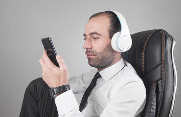 Naklejka premium Man in headphones using smartphone. Listening relaxing music
