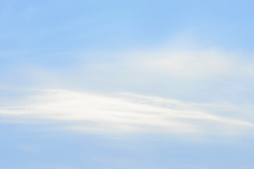 秋の空のうすい雲