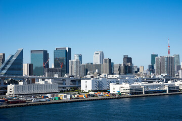 Fototapeta na wymiar 東京レインボーブリッジから望むベイエリアの風景