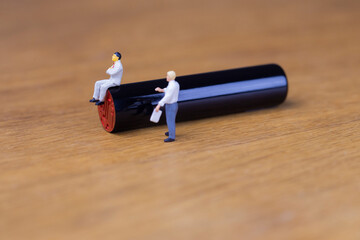 印鑑と二人のビジネスマン