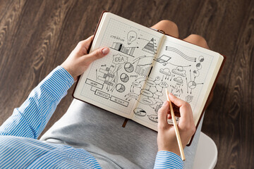 Naklejka premium Business woman with notebook