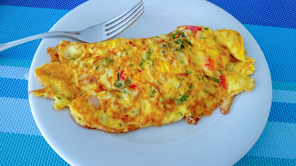 omelette aux légumes et poulet dans une assiette