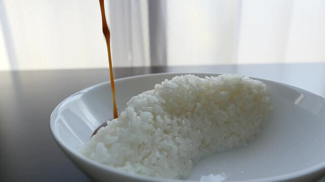 アーチ式ダムの形のライスにカレールーを注いでダムカレーにする
