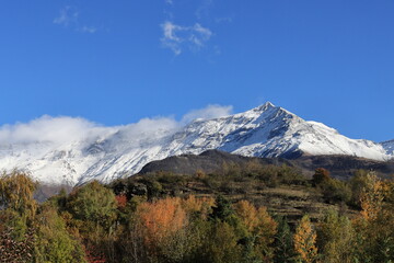 La campagna con i suoi colori autunnali e la montagna imbiancata con la prima neve sul Rocciamelone