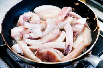 ムラサキイカ（赤イカ）を炒める