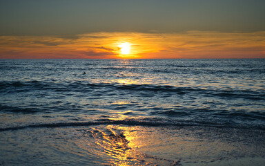 Traumhaft romantischer Sonnenuntergang,  mit Möven, schäumende Wellen, Abendrot und...
