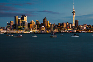 Auckland city skyline at sunset - obrazy, fototapety, plakaty