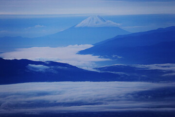 北アルプスの朝　燕岳からの風景　富士山遠景