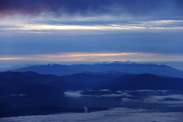 北アルプス　燕岳からの風景　美ヶ原越しの朝焼けの八ヶ岳遠景