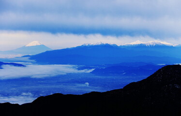 北アルプスの朝　燕岳からの風景　富士山と南アルプス（甲斐駒ヶ岳、北岳、仙丈ヶ岳）遠景