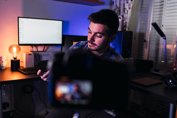 Chico joven con barba y mascarilla creando contenido audiovisual para plataformas digitales