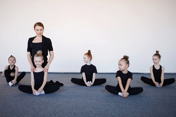 Fototapeta premium Group of Girls dancer in class on training.