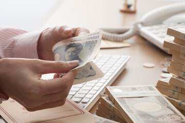 事務机とお金と女性