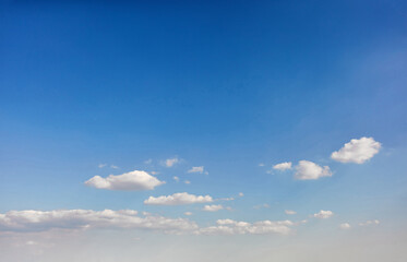Weiße Wolken am blauen Himmel im Sommer am Tag