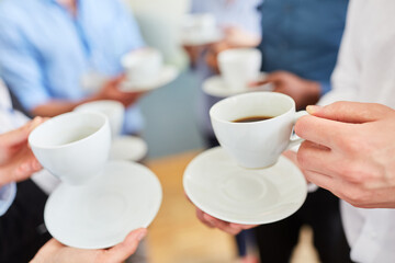 Gruppe Geschäftsleute beim Kaffee trinken in Pause