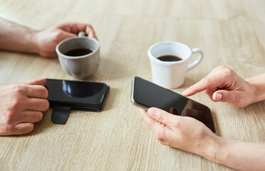 Finger tippt auf Touchscreen von Smartphone