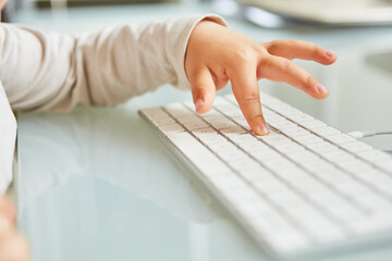 Finger von Baby tippen auf der Computer Tastatur